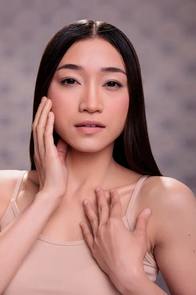 Kozmetik Bilimi Için Poz Veren Genç Güzel Asyalı Model Yüz — Stok fotoğraf