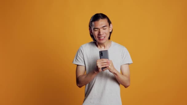 Смешной Беззаботный Человек Поет Песни Камеру Используя Смартфон Качестве Микрофона — стоковое видео