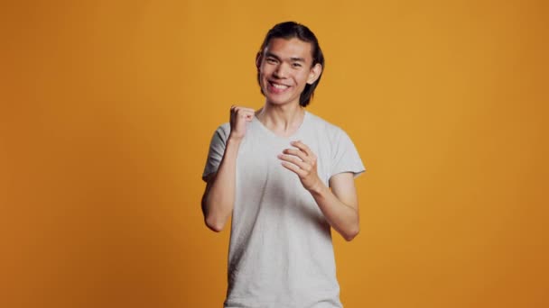 Uomo Asiatico Battendo Mani Sulla Macchina Fotografica Sorridendo Mostrando Emozioni — Video Stock
