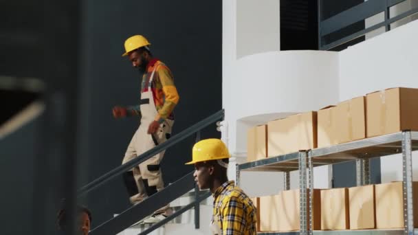 Travailleurs Afro Américains Emballant Des Boîtes Expédition Dépôt Travaillant Sur — Video