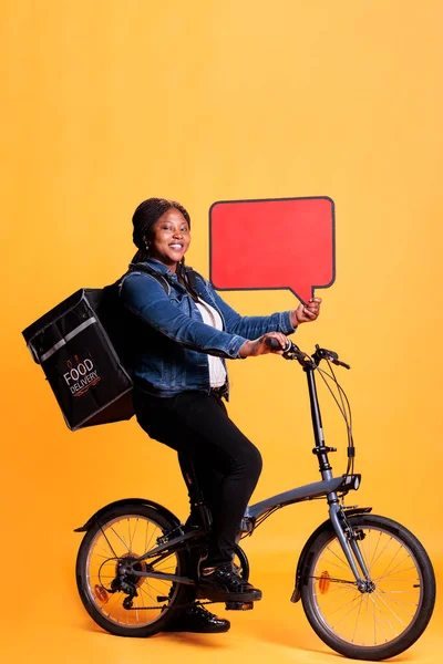 Pizzeria Kuryesi Kırmızı Konuşma Balonu Reklam Servisi Tutarken Bisikletle Müşterilere — Stok fotoğraf
