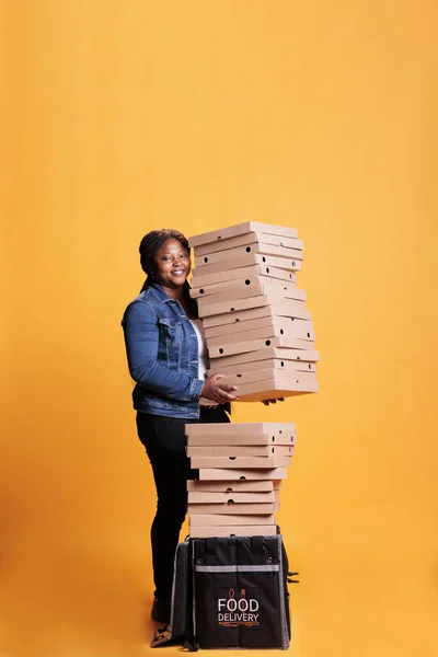 Een Glimlachende Bezorger Met Een Stapel Pizzadozen Die Klaar Staan — Stockfoto