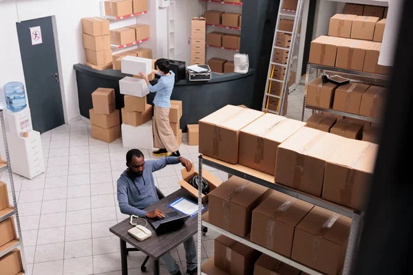 Górny Widok Magazynu Nadzorca Sprawdzanie Logistyki Wysyłki Laptopie Podczas Przygotowywania — Zdjęcie stockowe