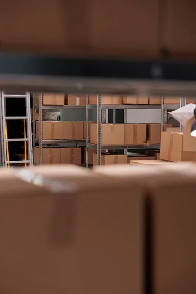 精挑细选的高金属货架 装满了各种纸板箱和纸箱 空空如也的工业仓库 存储和分发中心的仓库建筑 — 图库照片