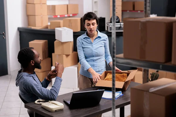 Depo Müdürü Paketleri Hazırlıyor Müşteri Siparişlerini Karton Kutuya Koyuyor Nakliye — Stok fotoğraf