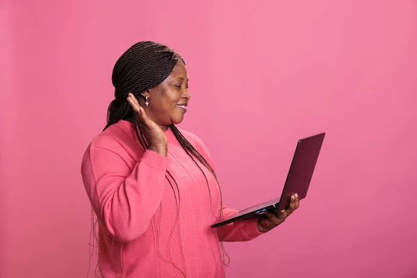 Joyful Vrouw Houden Laptop Computer Begroeten Collega Tijdens Online Videocall — Stockfoto