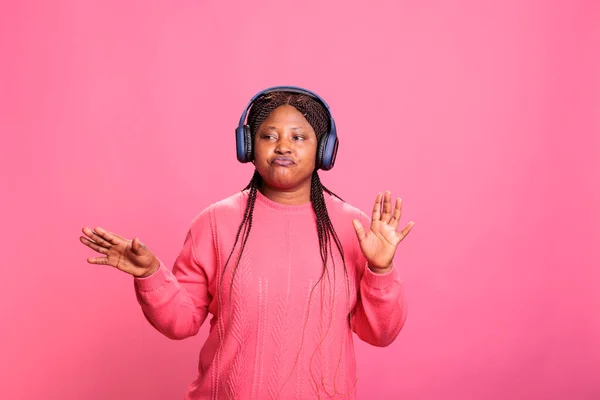 Usmívající Veselá Žena Růžovém Tričku Nosí Sluchátka Užívají Hudební Playlist — Stock fotografie