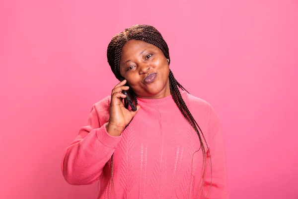 自信快乐的年轻女性在与朋友进行远程讨论的过程中在手机上聊得很开心 快乐而自信的非洲裔美国女人一边打电话一边笑 — 图库照片