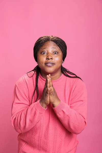 Mujer Afroamericana Haciendo Símbolo Manos Oración Estudio Mostrando Gesto Espiritual —  Fotos de Stock