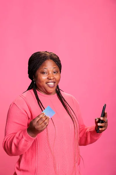 Mulher Com Camiseta Rosa Digitando Informações Cartão Crédito Smartphone Depois — Fotografia de Stock