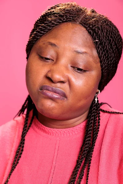 Portret Nieprzyjemnej Afrykańskiej Młodej Osoby Dorosłej Odrażającym Wyrazem Twarzy Odpychającej — Zdjęcie stockowe
