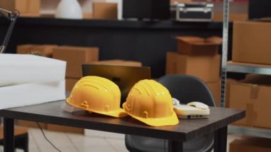 Birden fazla ürünle dolu küçük bir iş deposu, raflarda karton kutularla dolu boş bir depo. Depo alanındaki raflara yerleştirilen hisse senetleri, tedarik zinciri yönetimi.