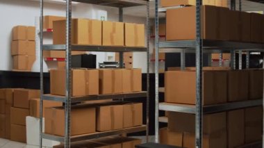 Müşterilere yollamak için kutularda ürünlerle dolu bir şirket alanı, tedarik zinciri dağıtımında kullanılan karton paketlerdeki ürünler. Mallar ve depo malzemeleri ile boş depo.