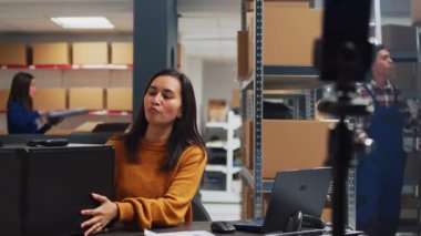 Teleskopla internet tanıtımı için reklam yapan genç sahibi, küçük işletmeler için yayın platformu kanalında ürünleri gösteriyor. Girişimci reklam ürünleri videoda.