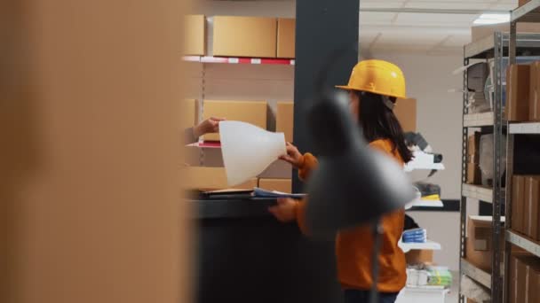 Unge Kvinder Forbereder Varer Til Forsendelse Lægger Detailprodukter Kasser Arbejder – Stock-video