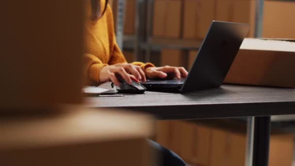 Właściciel Startup Pracuje Nad Stanem Magazynowym Laptopem Planując Dystrybucję Zamówień — Wideo stockowe
