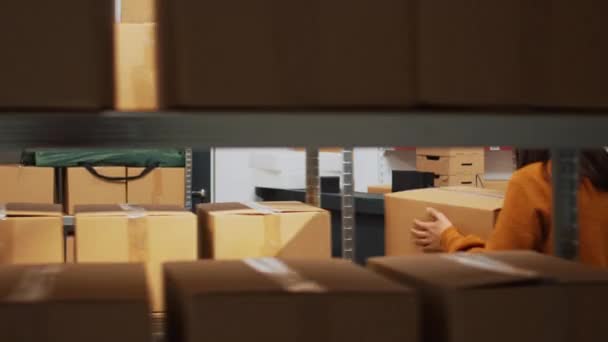 一组人使用笔记本电脑计划在仓库里的销售 检查仓库里产品的质量 男人和女人在纸盒中包装用品 启动财务规划 — 图库视频影像