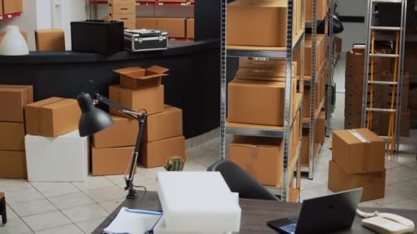 Leerer Lagerraum Einzelhandelslagerbereich Gefüllt Mit Kartons Büro Mit Laptop Und — Stockvideo