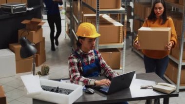 Depoda siparişleri dağıtmayı planlayan, tedarik zinciri için perakende mağaza paketleri göndermek için bir kadınla çalışan genç. Çalışanlardan oluşan bir ekip mal ve ürünleri kontrol ediyor, iş geliştirme.