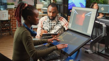 Yazılım şirketi çalışanları oyun tasarımı fikirleri üzerinde beyin fırtınası yapıyor, sanatsal geliştirme yazılımına bakıyor. 3D modern proje yaratmak için CGI tekniğini analiz eden yaratıcı ajans arkadaşları.