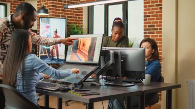 Çeşitli kadın takımları alçakça yazılımlar üzerinde makine bileşenleri geliştiriyor, mühendislik bilgisini kullanarak profesyonel endüstri projesi yaratıyorlar. Ofisteki yaratıcı içeriği düşünen insanlar..