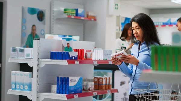 Female Customer Analyzing Pakages Medicine Shelves Looking Disease Treatment Supplements — Photo