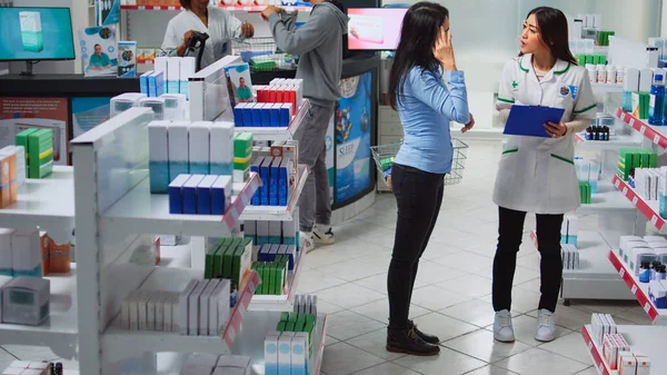 Consultor Farmacia Que Trabaja Inventario Píldoras Con Papeles Tomando Notas — Foto de Stock
