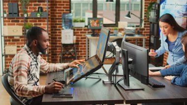 Grafik tasarımcısı kurgu yazılımıyla fotoğraf rötuşlaması üzerinde çalışıyor, yaratıcı ajans stüdyosunda dijital sanat yaratmak için tablet ve stil kullanıyor. Renk derecelendirme ile resim düzenleme yaratan sanatçı.