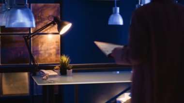 Girişimci şirket analizlerini ofiste analiz ediyor, geceleri mali büyüme raporu üzerinde çalışıyor. Dizüstü bilgisayardaki istatistik şemalarına bakan genç iş kadını, yürütme stratejisini kontrol ediyor.