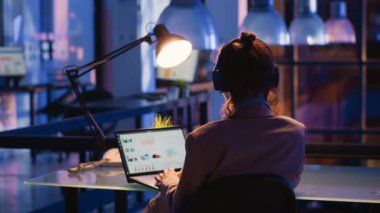 Bilgisayardaki çevrimiçi rapor için finansal grafikleri analiz eden, iş geliştirme için araştırma planı yazan odaklı bir çalışan. Geç saatlere kadar çalışan girişimci, yatırım ilerlemesini kontrol ediyor.