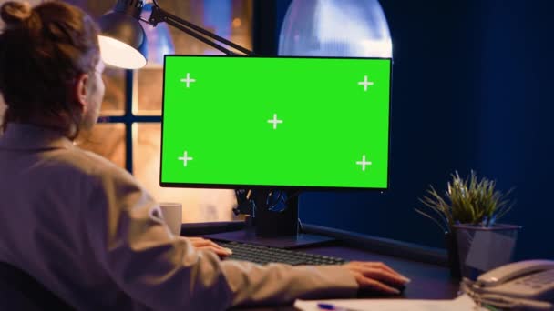 Pc上の緑の画面表示を分析ビジネス女性 クロマキー絶縁テンプレートとコンピュータを見て 女性従業員残業と空白のモックアップ画面 コピースペース — ストック動画