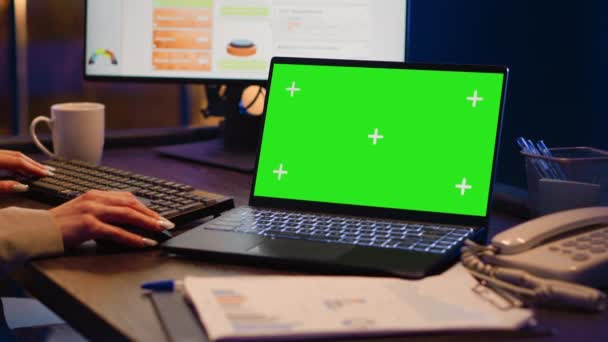 Executive Agent Analysiert Grünen Bildschirm Auf Laptop Sitzt Schreibtisch Und — Stockvideo