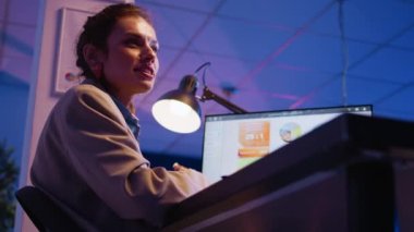 Ofis empoyee mali başlangıç raporu analiz, bilgisayar kullanarak ekonomi diyagramları ile yatırım planlama. Kadın işçi geceleri online analiz ve grafikleri kontrol ediyor. El kamerasıyla..