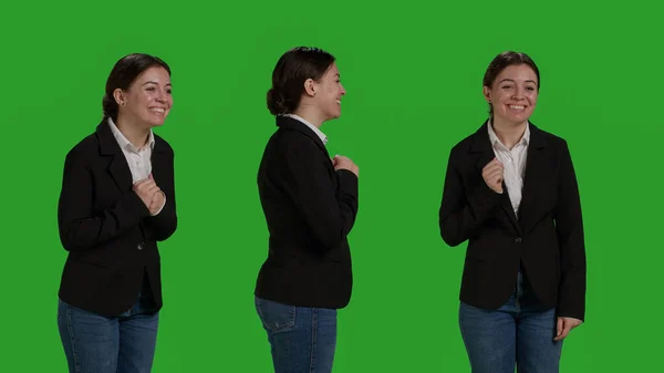 在工作室里与微笑的女商人打招呼或道别 在绿屏的背景上做问候手势 开心的经理打招呼 穿着西服在全身上下的绿色屏风上 — 图库照片