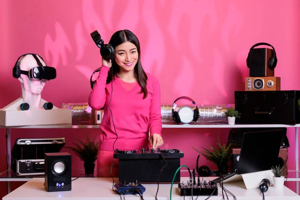 Artista Asiático Mesa Enquanto Toca Música Eletrônica Usando Gira Discos — Fotografia de Stock