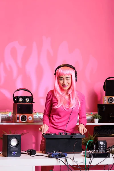 Artista Asiático Tocando Música Techno Usando Mixer Console Profissional Gostando — Fotografia de Stock