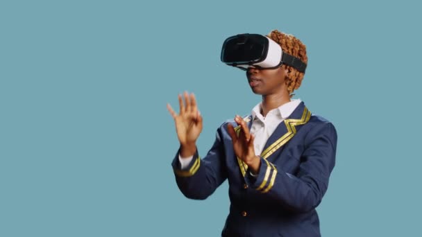 Kvinna Flygarbetare Med Hjälp Virtual Reality Glasögon Kul Med Headset — Stockvideo