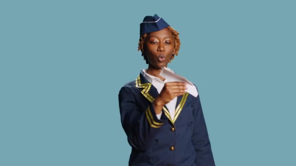 Молодая Стюардесса Играет Бумажным Самолетом Развлекается Показывая Маленький Самолет Оригами — стоковое видео