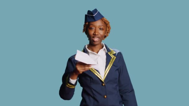 Modelo Feminina Mostrando Avião Dobrado Estúdio Brincando Com Avião Papel — Vídeo de Stock