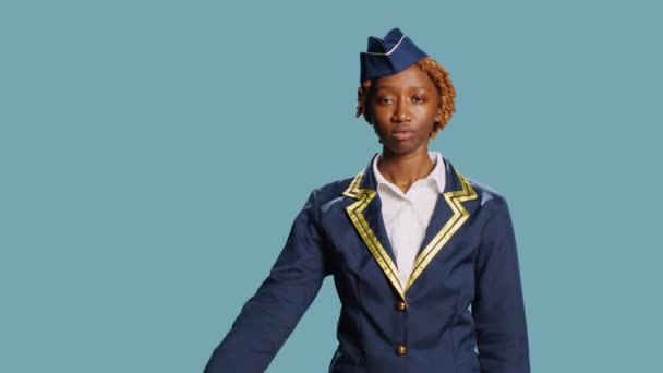 Fille Afro Américaine Faisant Salut Militaire Caméra Montrant Gratitute Armée — Video