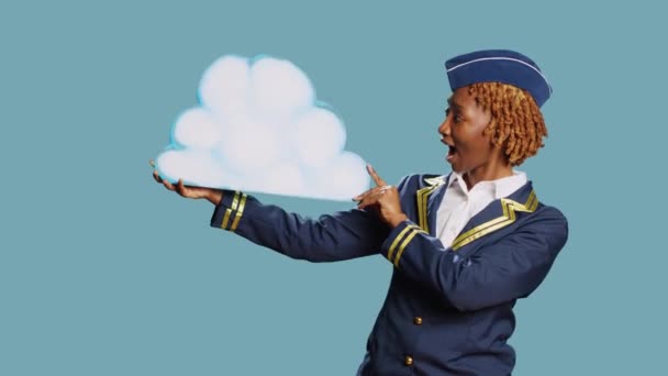 Αεροσυνοδός Διαφήμιση Σύννεφο Σχήμα Χαρτόνι Στην Κάμερα Δείχνει Κάτι Για — Αρχείο Βίντεο