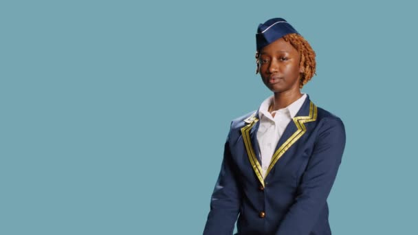 Radosna Pewna Siebie Kobieta Pracująca Jako Stewardessa Nosząca Mundur Lotniczy — Wideo stockowe