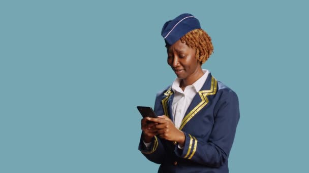 Женщина Авиалайнер Прокручивает Сайт Студии Используя Мобильный Телефон Страницы Социальных — стоковое видео