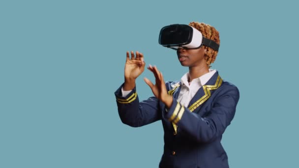Membro Tripulação Feminina Usando Óculos Realidade Virtual Divertindo Com Óculos — Vídeo de Stock