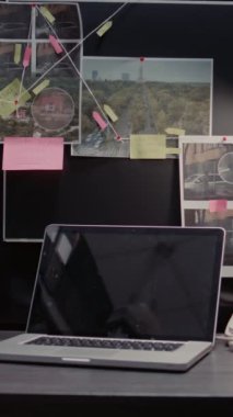 Dikey video: Özel soruşturma bürosundaki suç delilleri panosu, suç mahalli fotoğrafları ve ipuçlarıyla dolu bir harita. Polis arşiv odasında sabıka kaydı ve adli kanıt var..