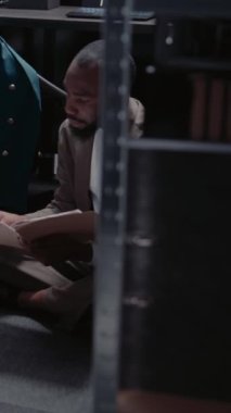 Dikey video: Özel dedektifler kayıtlarla dedektiflik yapıyor, şüpheliyi yakalamak ve suçu çözmek için dosyalardaki kanıtları analiz ediyorlar. Polis ekipleri tanık ifadelerini okuyorlar.