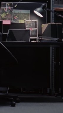 Dikey video: Detektif haritası ve duvardaki ipuçları ile donatılmış boş kanıt odası, sabıka kayıtları. Emniyet Teşkilatı ofisi soruşturma için gözetim fotoğraflarıyla dolu.