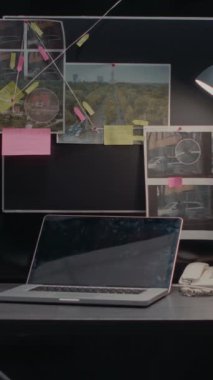 Dikey video: Polis arşivinde delilleri olan ceza kurulu, güvenlik ve kolluk kuvvetleri için duvarda asılı olay yeri fotoğrafları. Soruşturma bürosunda adli kanıtlarla birlikte dava dosyaları..