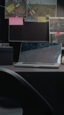 Dikey video: Soruşturma için dosya ve önemli ipuçlarıyla dolu boş polis arşivi. Duvarlarda şüpheli araştırma fotoğrafları ve adli kanıtlar var. Detektiften bilgi topladım.