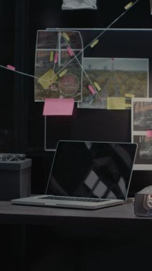 Dikey video: Fotoğraf ve tanık bilgileriyle donatılmış boş olay odası, kanıt haritası olan adli soruşturma. Fotoğraflar ve dava dosyalarıyla dolu özel dedektif alanı